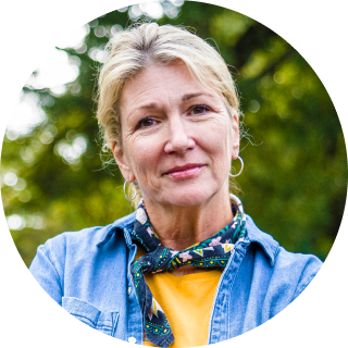 Portrait of Lisa, a treatment-naive patient with HER2-mutated NSCLC